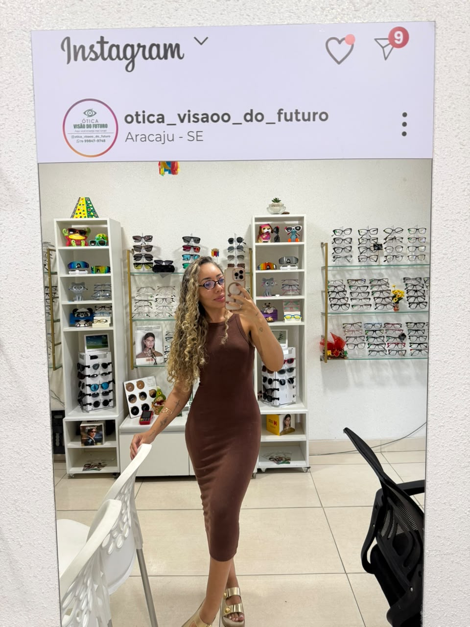 Interior da Ótica Visão do Futuro com exposição de armações